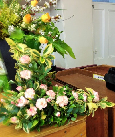 Flower arranging led by Lynne Spring 2019 - photo 3